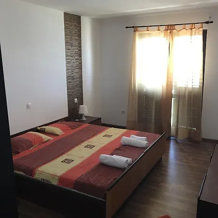 Rose Ann Apartment *