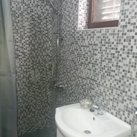 Rose Ann Apartment *